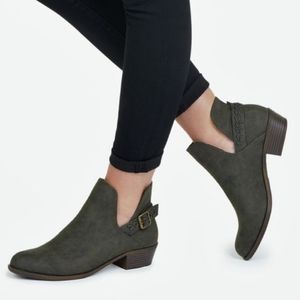 Lyricaa

Bootie 8.5 Gray